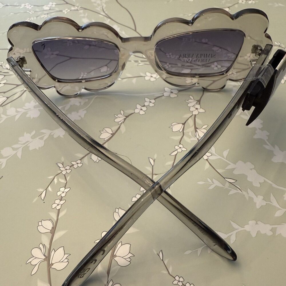 Simply Vera VERA WANG Women’s Meilani Smokey Flower Sunglasses New - Picture 4 of 5